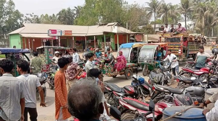 জামালপুরে তেল না পেয়ে মোটরসাইকেল চালকদের সড়ক অবরোধ